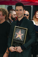 Adam Levine, líder y cantante del grupo Maroon 5, develó ayer su estrella en el célebre Paseo de la Fama de Hollywood en Los Ángeles.