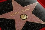 Adam Levine, líder y cantante del grupo Maroon 5, develó ayer su estrella en el célebre Paseo de la Fama de Hollywood en Los Ángeles.