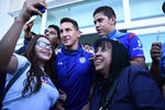 Los jugadores cementeros respondieron, firmando playeras y tomándose cualquier cantidad de fotografías con los aficionados.