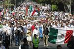 "A México se le respeta", "Unidos somos invencibles" y "Duro contra el muro" rezaron algunas de las pancartas visibles en las manifestaciones en Ciudad de México, plagadas de banderas mexicanas y en las que se escucharon cánticos espontáneos como el "Cielito lindo", muestra de su talante pacífico.