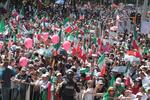 "A México se le respeta", "Unidos somos invencibles" y "Duro contra el muro" rezaron algunas de las pancartas visibles en las manifestaciones en Ciudad de México, plagadas de banderas mexicanas y en las que se escucharon cánticos espontáneos como el "Cielito lindo", muestra de su talante pacífico.