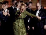 Adele tuvo una noche llena emociones, felicidad, enojo y en la que consiguió los premios a Grabación, Canción, Actuación pop, Álbum pop y Álbum del año.