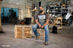 Guillermo trabaja con materiales como resinas poliéster, plastilina, bronce, aunque dice que su fuerte es la madera.