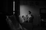 Una de las instantáneas ganadoras del segundo premio de Historias en la categoría de Temas Contemporáneos, captada por el fotógrafo brasileño Lalo de Almeida, que muestra a Marcela, de dos años, mientras juega con sus hermanas, ambas nacidas con microcefalia a causa del Zika.