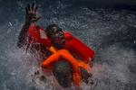 Imagen tomada por el fotógrafo británico Mathieu Willcocks que ha sido galardonada con el tercer premio en historias de "Noticias de Actualidad", en la que aparecen dos hombres que luchan por mantenerse a flote durante su rescate en alta mar entre las costas de Libia e Italia.