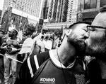Fotografía reconocida en Historias en la categoría de Deportes, captada por el fotógrafo italiano Giovanni Capriotti, que muestra al jugador de rugby Jean Paul Markides mientras besa a su compañero Kasimir Kosakowski durante el desfile del Orgullo Gay en Toronto, Canadá.