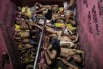 Instantánea ganadora del tercer premio individual en la categoría de Noticias de Actualidad, tomada por el fotógrafo Noel Celis. En la foto aparecen presos hacinados en una de las cárceles más superpobladas de Filipinas.