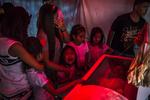 Reconocida en Historias en la categoría de Temas de actualidad y captada por el fotógrafo Daniel Berehulak, esta fotografía muestra a una niña de seis años que llora ante el féretro de su padre, Jimboy Bolasa, asesinado por varios hombres sin identificar en Manila, Filipinas.