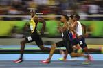 Fotografía ganadora del tercer premio en la categoría de Deporte, del fotógrafo Kai Oliver Pfaffenbach, que captura el instante en el que el atleta jamaicano Usain Bolt sonríe a la cámara mientras deja atrás al resto de competidores durante la semifinal de los 100 metros lisos de los Juegos Olímpicos celebrados en Río de Janeiro.