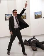Imagen ganadora del World Press Photo of the Year tomada por el fotógrafo Burhan Ozbilici que muestra el asesinato del embajador ruso Andrey Karlov en una exposición fotográfica en Turquía.
