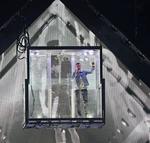 El artista, de 22 años con chaqueta de mezclilla y camiseta blanca dentro de una enorme caja de cristal apareció ante su público regiomontano, demostrando a lo largo de su presentación la tecnología, plataformas y efectos especiales que integran su mega producción de unas 700 toneladas.