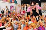 Con el dinero que ganó antes de que su carrera se fuera en picada, Johnny Depp invirtió en muñecas Barbie muy cotizadas de ediciones especiales y es que ama estos juguetes.
