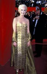 Cher (1986). Sin duda, uno de los vestidos que mayor crítica recibió debido a su extravagante diseño. El estilismo de Cher no logró pasar la prueba de aceptación con su vestido en esa entrega de premios.