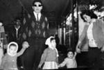26022017 Yola y Jorge Valdés paseando con sus hijos, Georgina, Yolanda y Jorge Alejandro, hace algunas décadas.