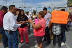 La tarde del martes que se reportó un bloqueo en la antigua carretera Torreón-San Pedro, en los que aproximadamente 40 vecinos de la colonia Villas San Agustín estaban tapando el paso a los vehículos.
