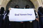 Participan en una concentración en conmemoración del Día Internacional de la Mujer ante las oficinas de la ONU en Saná, Yemen.