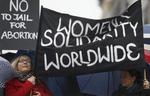 Participan en una concentración en conmemoración del Día Internacional de la Mujer ante las oficinas de la ONU en Saná, Yemen.