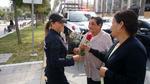 Elementos de la policía de Torreón regalan rosas a las mujeres en el Día Internacional de la Mujer con el fin poner a sus órdenes la Unidad de atención a víctimas.