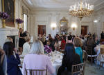 En la Casa Blanca, la señora Trump recibió a unas 50 mujeres sentadas en mesas con adornos florales.
