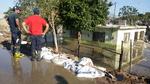 El agua inundó cinco viviendas, en donde alcanzó una altura de aproximadamente un metro, causando daños considerables.