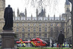 Las escenas en las afueras del Palacio de Westminster son de confusión.