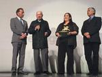 Es así como anoche, Durango reconoció su legado y le hizo entrega del 'Centauro de Oro', la presea oficial del Primer Festival Internacional de Cine, con una ceremonia a la que asistieron autoridades, así como invitados especiales y público en general.