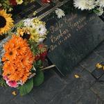 Wiz Khalifa llevó flores a la tumba de Pablo Escobar.