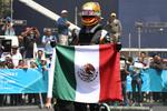 A una semana de que debute en forma oficial en la categoría Fórmula E con la cita de la Ciudad de México, el piloto Esteban Gutierrez hizo este domingo una exhibición con su nuevo coche.