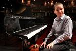 Sergio inició sus estudios a los siete años con la profesora Mariana Chabukiani y, entre otros reconocimientos, obtuvo el primer lugar en el Concurso Nacional de Jóvenes Pianistas Parnassós 2015.