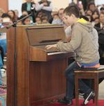 El secretario de educación pública, Aurelio Nuño, estuvo presente en la escuela donde Sergio interpretó diferentes melodías.