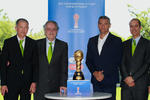 El trofeo de la Copa Confederaciones 2017 encuentra en México, en compañía de la leyenda de la portería en Argentina, Sergio Goycochea.