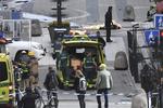 Cuatro personas murieron y otras 15 resultaron heridas hoy en Estocolmo después de que un camión irrumpiera en una zona peatonal del centro de la ciudad.