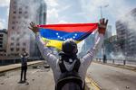 Manifestantes se enfrentaron con agentes de la Policía Nacional Bolivariana, en las calles de Caracas, Venezuela.