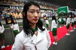 Modelos aparecen en la pista del Gran Premio de China previo a la carrera.