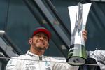 El momento en que Lewis Hamilton gana el Gran Premio de China.