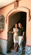 09042017 ENTRE AMIGAS.  Idoia y Bárbara en un bello edificio antiguo del Centro de Torreón.