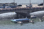 El entrenamiento atrajo a cientos de espectadores y fue grabado por un dron y captado en imágenes por fotógrafos en pequeñas barcas.