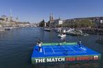 Los dos jugaron un partido en una pista de tenis instalada sobre una plataforma flotante.