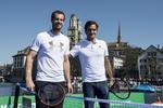 Los jugadores de tenis, el suizo Roger Federer y el británico Andy Murray disputaron un partido de "entrenamiento" en una plataforma sobre el agua previo a su encuentro.