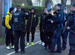 Una aficionada del Borussia reacciona luego de que se registraran tres explosiones junto al autobús del Borussia Dortmund en Dortmund.