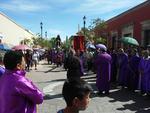 Alrededor de 60 integrantes de la Hermandad, guiados por el padre Jesús Gaona Moreno, partieron del templo para representar las 14 estaciones.