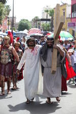 En casi una hora de trayecto, pese al intenso calor que se sintió, los feligreses siguieron la procesión que culminó en el Cerro del Calvario con la representación de la crucifixión y sus últimas plegarias.
