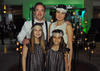 Carlos y Liss con sus hijas, Regina y Luciana