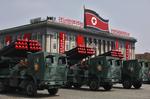 Corea del Norte enseñó al mundo su arsenal de misiles en un gran desfile militar con el que celebró su mayor fiesta nacional.
