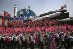 Las celebraciones continuaron durante toda la tarde en la emblemática plaza Kim Il-sung y el centro de la capital con actuaciones de bailes norcoreanos por parte de grupos de jóvenes ajenos a los temores de que Pyongyang realice en estas fechas su sexta prueba nuclear o un nuevo lanzamiento de misiles.