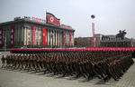Soldados norcoreanos desfilaron por las calles.