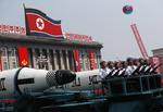 Corea del Norte enseñó al mundo su arsenal de misiles en un gran desfile militar con el que celebró su mayor fiesta nacional.