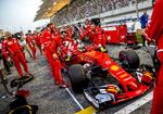 El equipo de Ferrari haciendo ajustes en el monoplaza de Vettel.