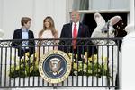 Desde el Balcón Truman y acompañada por un conejito blanco de Pascua de dimensiones humanas, Melania y su hijo, Barron, acompañaron al presidente para dirigirse a los invitados.