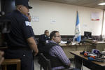 Al iniciar la audiencia, Javier Duarte presentó después a los abogados que llevarán su defensa.